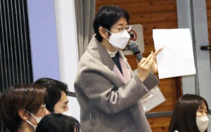 質問する参加者の様子