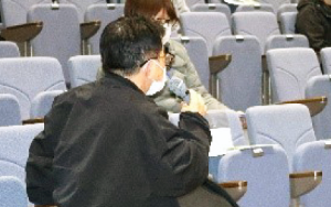 質問する参加者の様子