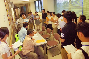 歯科医師に質問している様子の写真