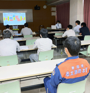 循環器内科の中村医師が12誘導心電図Gmail送信の成果を志太消防本部で発表する様子