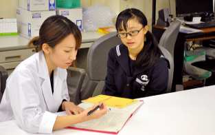高校生の女子生徒が臨床栄養科・放射線科の人にインタビューをしている写真