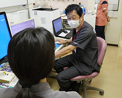 お医者さんが診察をしている写真