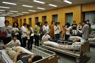 誤嚥予防のポジショニングについて実際のベッを用いて指導を受けています