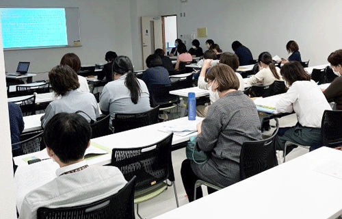 講義を聴講する参加者の様子