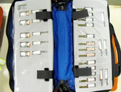 応急処置に必要な薬剤が入っている薬剤バックの写真