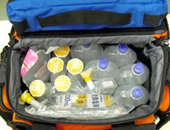 応急処置に必要な薬剤が入っている薬剤バックの写真