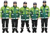 災害現場でDMATと一目でわかるデザインの服を着ている隊員の写真