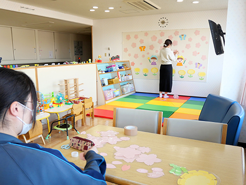 学生ボランティアによるプレイルーム飾りつけ
