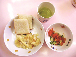 保育所内で作られる手作り給食の写真