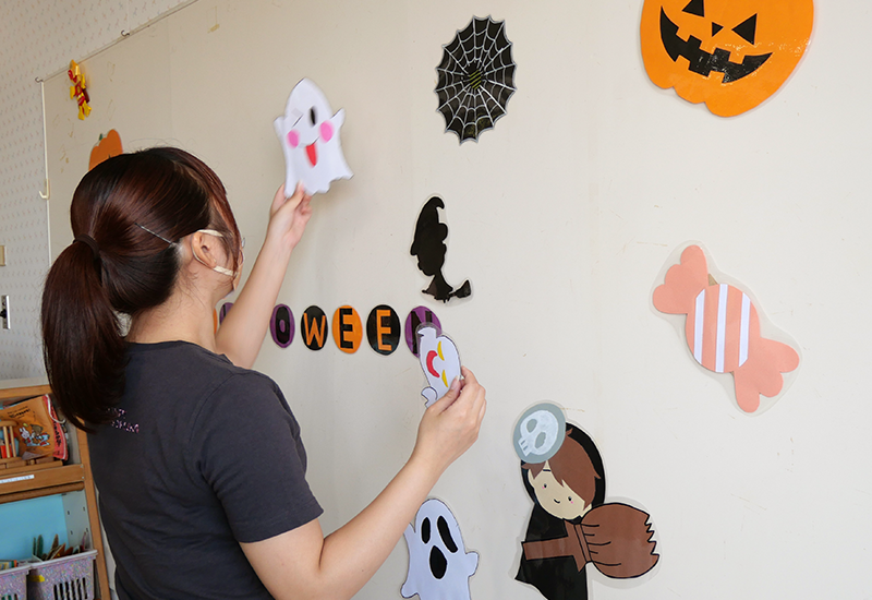 学生ボランティアが小児病棟をハロウィン一色に