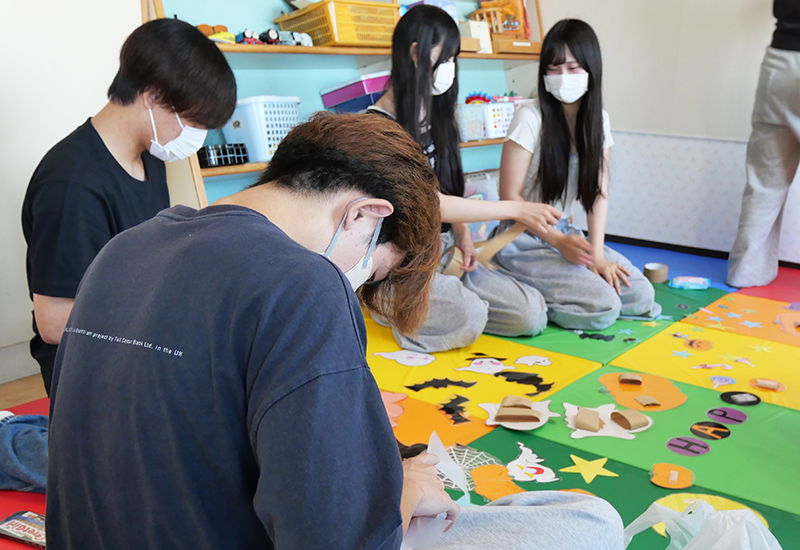 学生ボランティアが小児病棟をハロウィン一色に