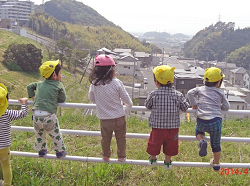 園児たちが外で遊んでいる様子の写真