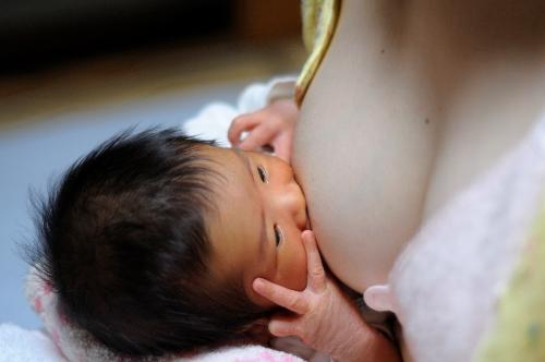 おっぱいを飲む赤ちゃん