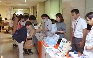 嚥下食品の展示の様子の写真