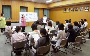 歯科衛生士による講習会の様子の写真