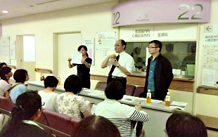 薬剤師の方が患者さんに対し薬の飲み方・相談コーナーを開催している様子の写真