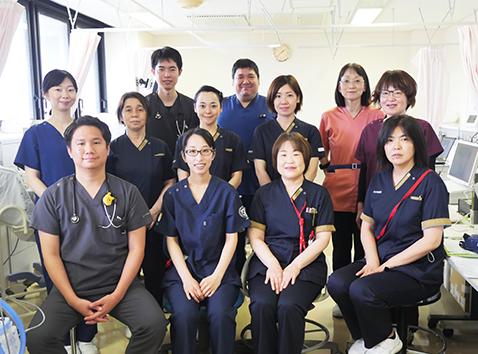 新生児集中治療室NICUで働くスタッフの写真
