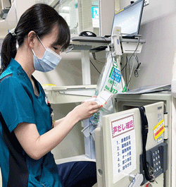麻薬金庫内のチェック作業