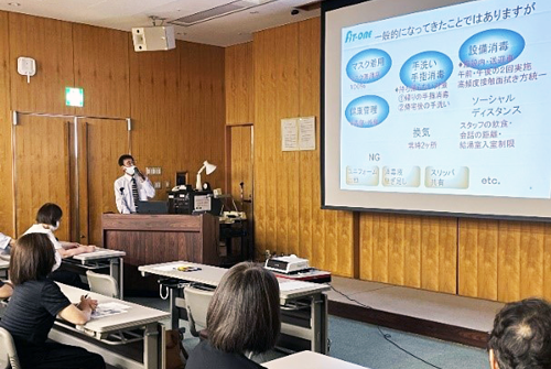 施設の方が感染対策についての発表を行っている様子