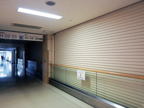 2階廊下のシャッターがおろされている写真