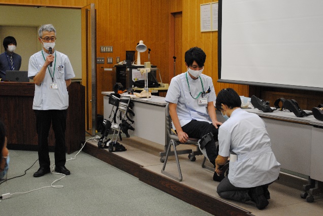 下肢装具装着実演の様子