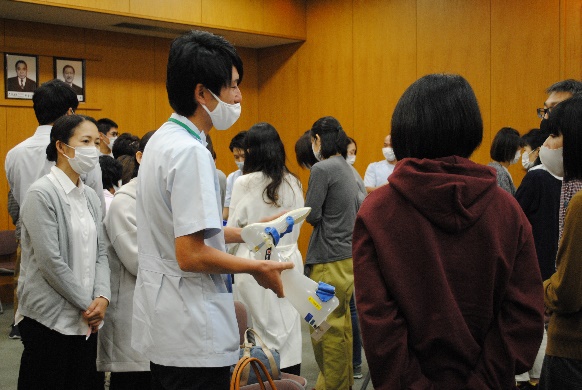 下肢装具装着実演の様子