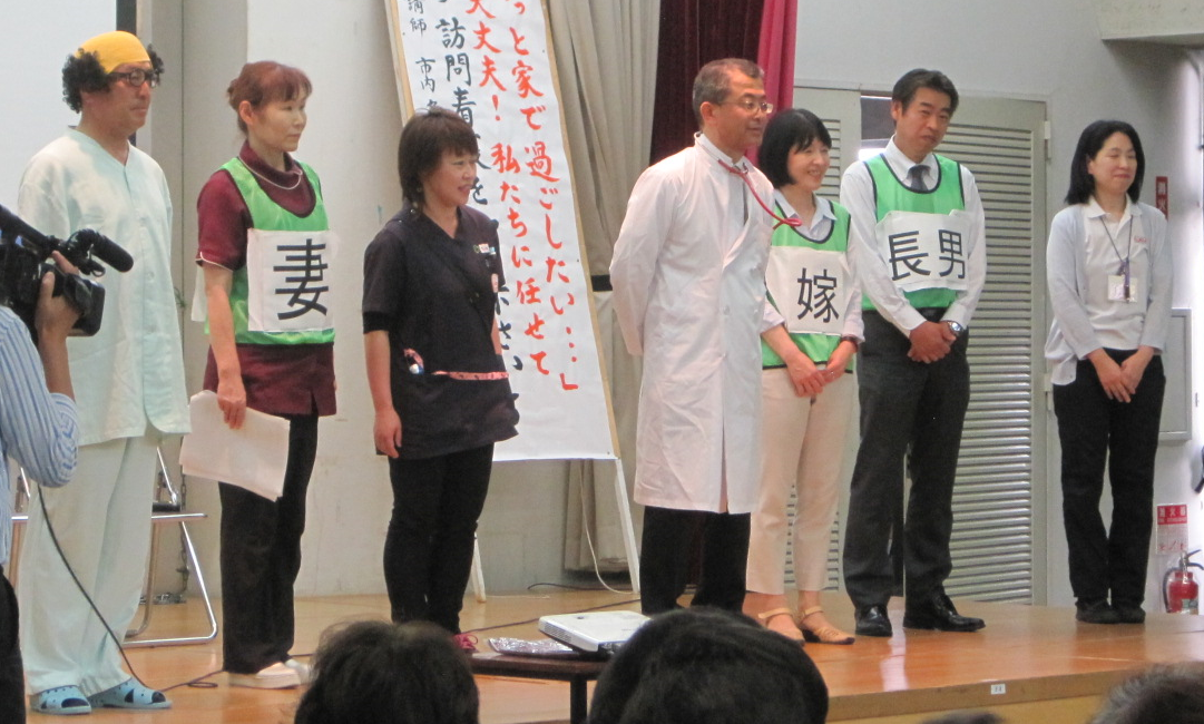 出演者があいさつをしています