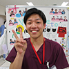 エンジ色の制服を着た救急病棟 K・Yさんの写真