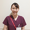 エンジ色の制服を着た救急 A・Mさんの写真