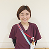 エンジ色の制服を着た救急 N・Tさんの写真