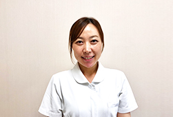 白衣姿の三浦香央里さんの顔写真