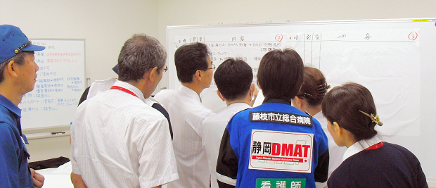 DMAT隊員や、病院の職員の方が情報収集・情報伝達訓練の話し合いをしている写真