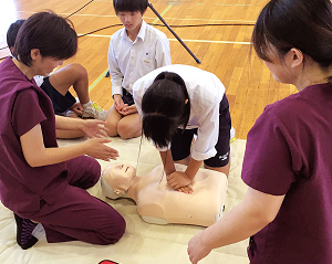 心肺蘇生法・AEDの使用方法を練習している写真