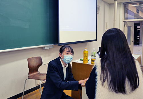 学生の質問に答える内山医師