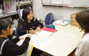 高校生の女子生徒が臨床栄養科・放射線科の人にインタビューをしている写真