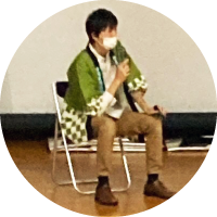 法被を着て講演する松田医師