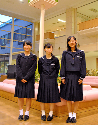 臨床栄養科・放射線科に見学にきた藤枝北高等学校の生徒3人の写真