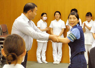 藤枝警察署の女性が護身術を実演している写真