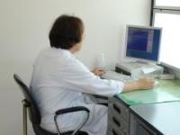 パソコンを使っている医師の写真
