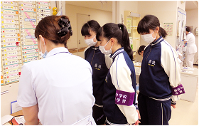 中学生が看護の職場体験をしている写真