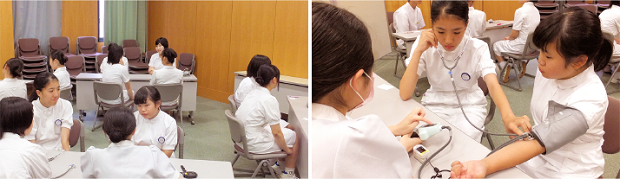 ナース体験をしている高校生が看護学生と懇談したり血圧測定をしている写真