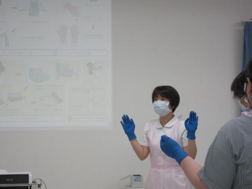 藤枝市立総合病院 感染管理認定看護師が実技講習を行っている様子