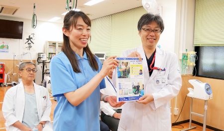 矢野所長から中村医師に患者さん向けのパンフレットが手渡された