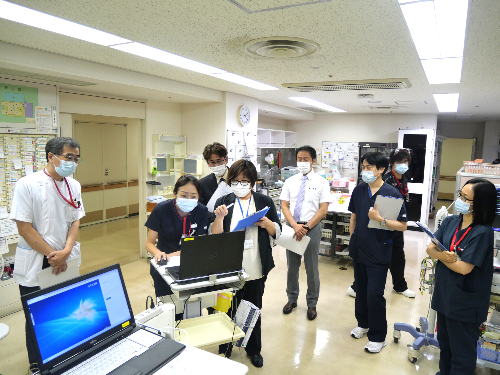 両院の医療スタッフが病棟を見て回り意見交換をする様子