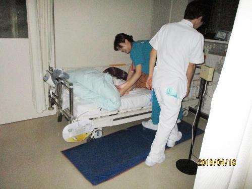 夜間看護見学研修で入院患者さんの介助をしています