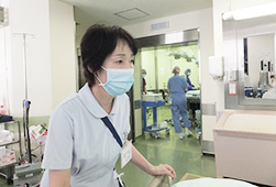 薄い水色の制服を着た看護助手の女性が作業をしている様子の写真