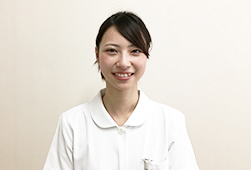 白衣姿の立石 波瑠香さんの写真