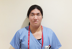 青い制服を着た看護助手の女性の写真