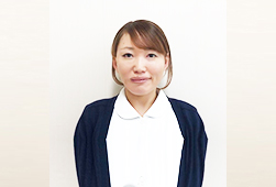 白衣の上に紺色のカーディガンを着ている松浦千春さんの顔写真