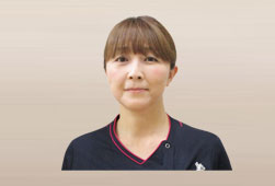 紺色のナースウェアを着た松永美香さんの顔写真
